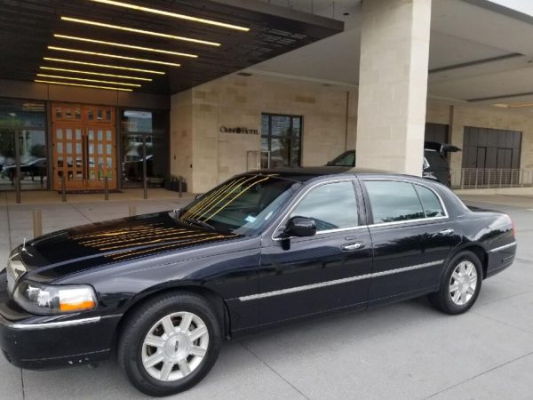 Lincoln Town Car to Dallas Love Field seats 3 people.