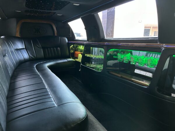 Black Lincoln Stretch Seats 8-10 Passengers.