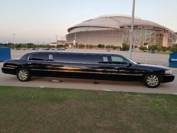 Carrollton, Texas Stretch Limo Services To AT&T Stadium. Lincoln Stretch Seats 8-10 People.